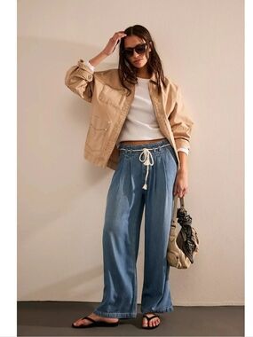 NWOT WE THE FREE DAKOTA CINCHED PULL ON- DENIM BLUE, SIZE LARGE